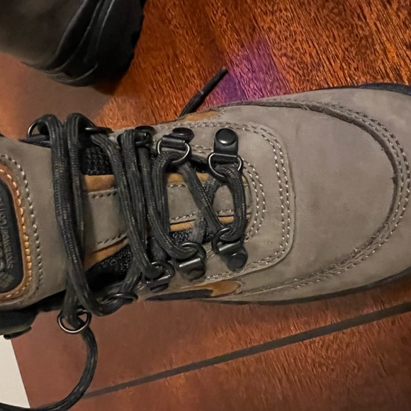 Columbia hiking boots. - Picture 2 of 3